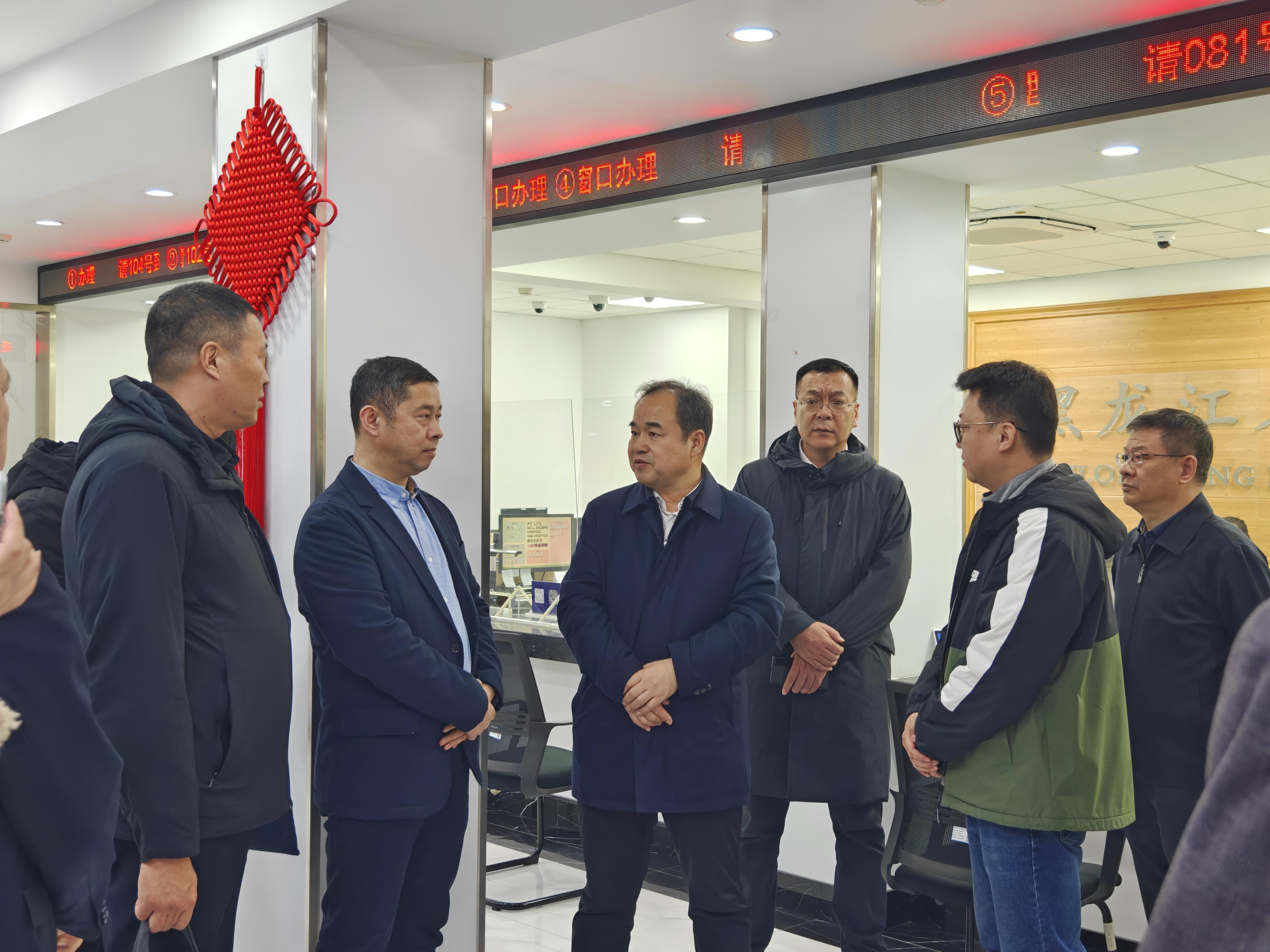 局党组书记、局长马存新到文明街服务大厅调研指导工作